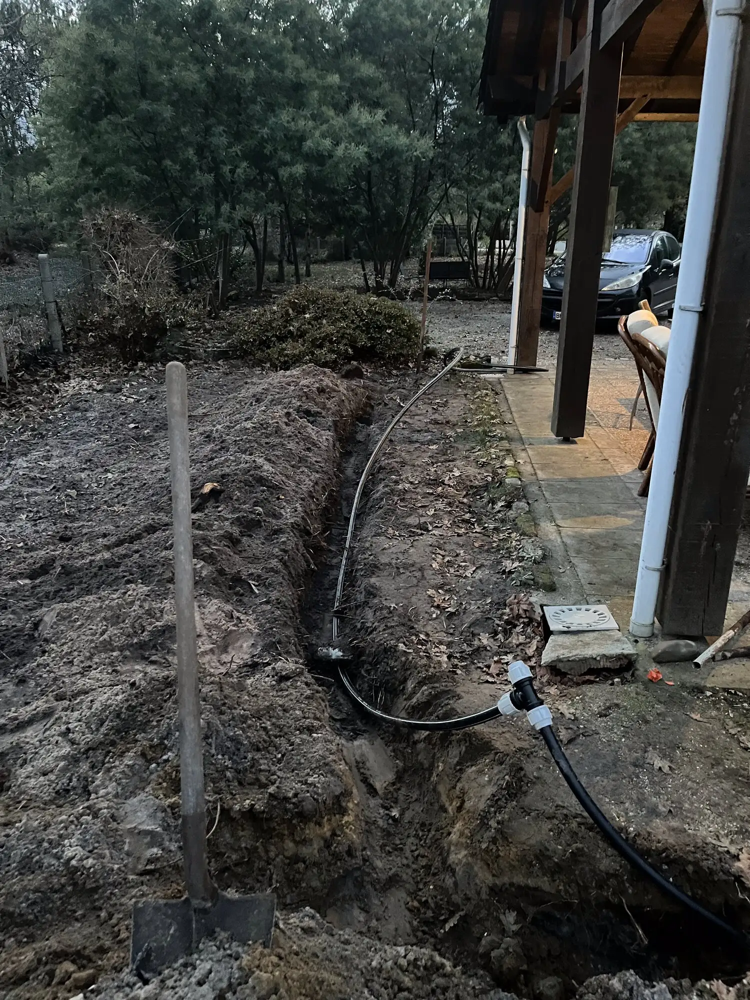 Raccordement d'une ligne d'arrosage à l'angle de la terrasse couverte