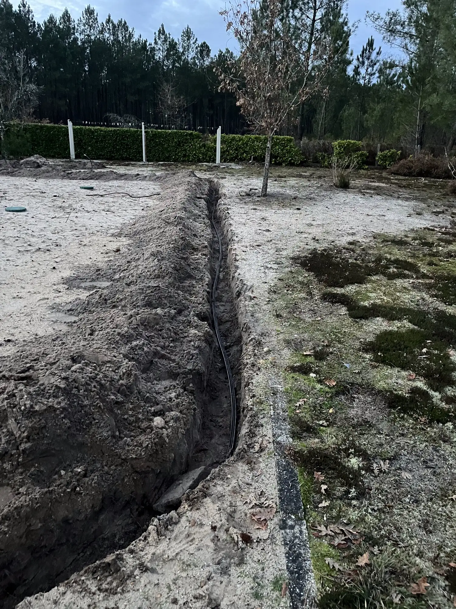 Tranchée rectiligne traversant le terrain jusqu'à la limite de propriété