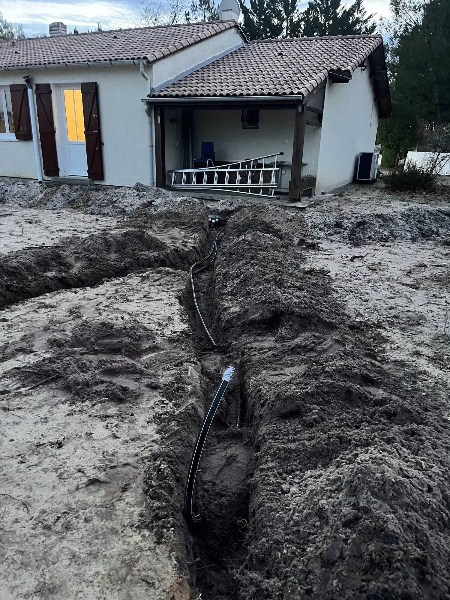 Vue d'ensemble du chantier d'arrosage devant la maison