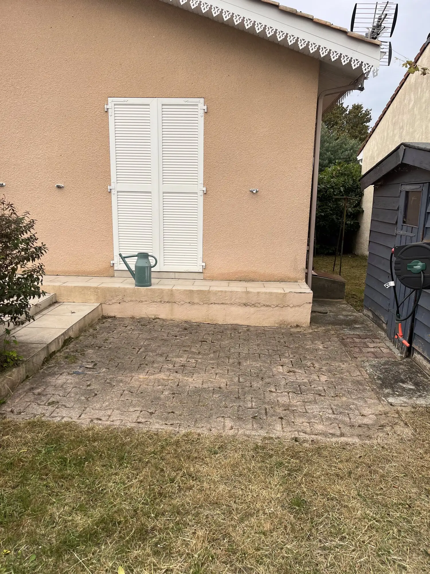 Terrasse arrière de la maison nettoyée et dégagée