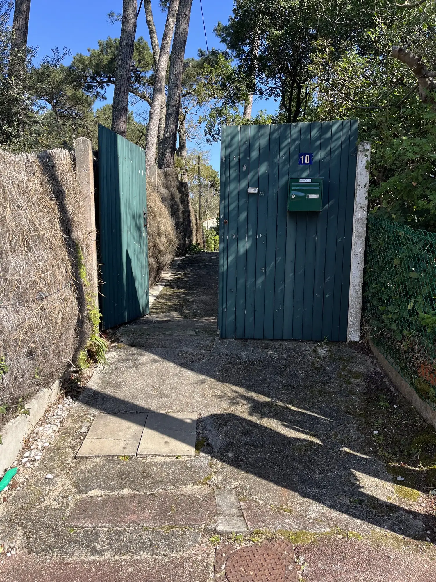 Entrée de service de la propriété, cheminement dégagé