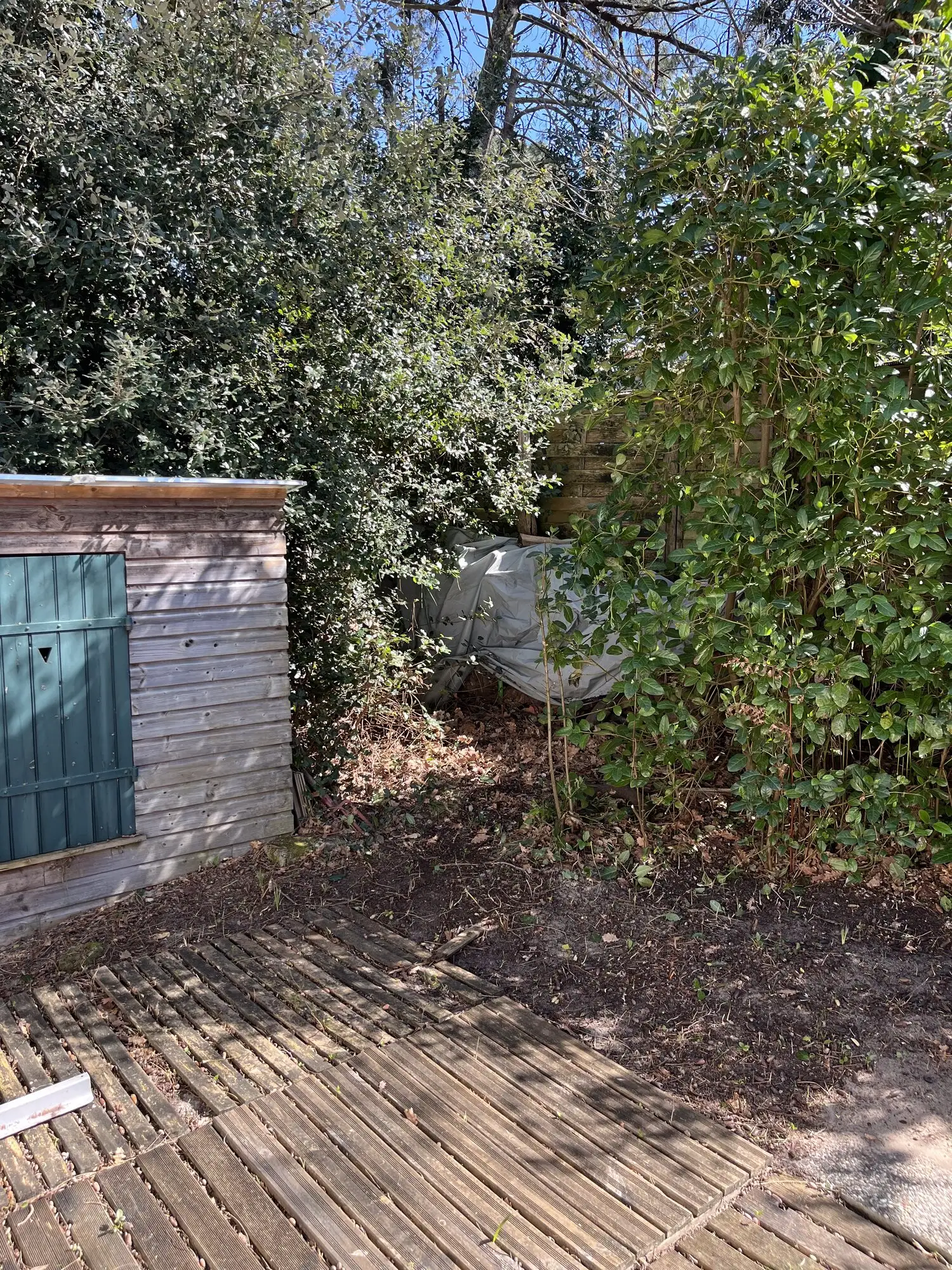 Terrasse en bois nettoyée devant une dépendance de la propriété