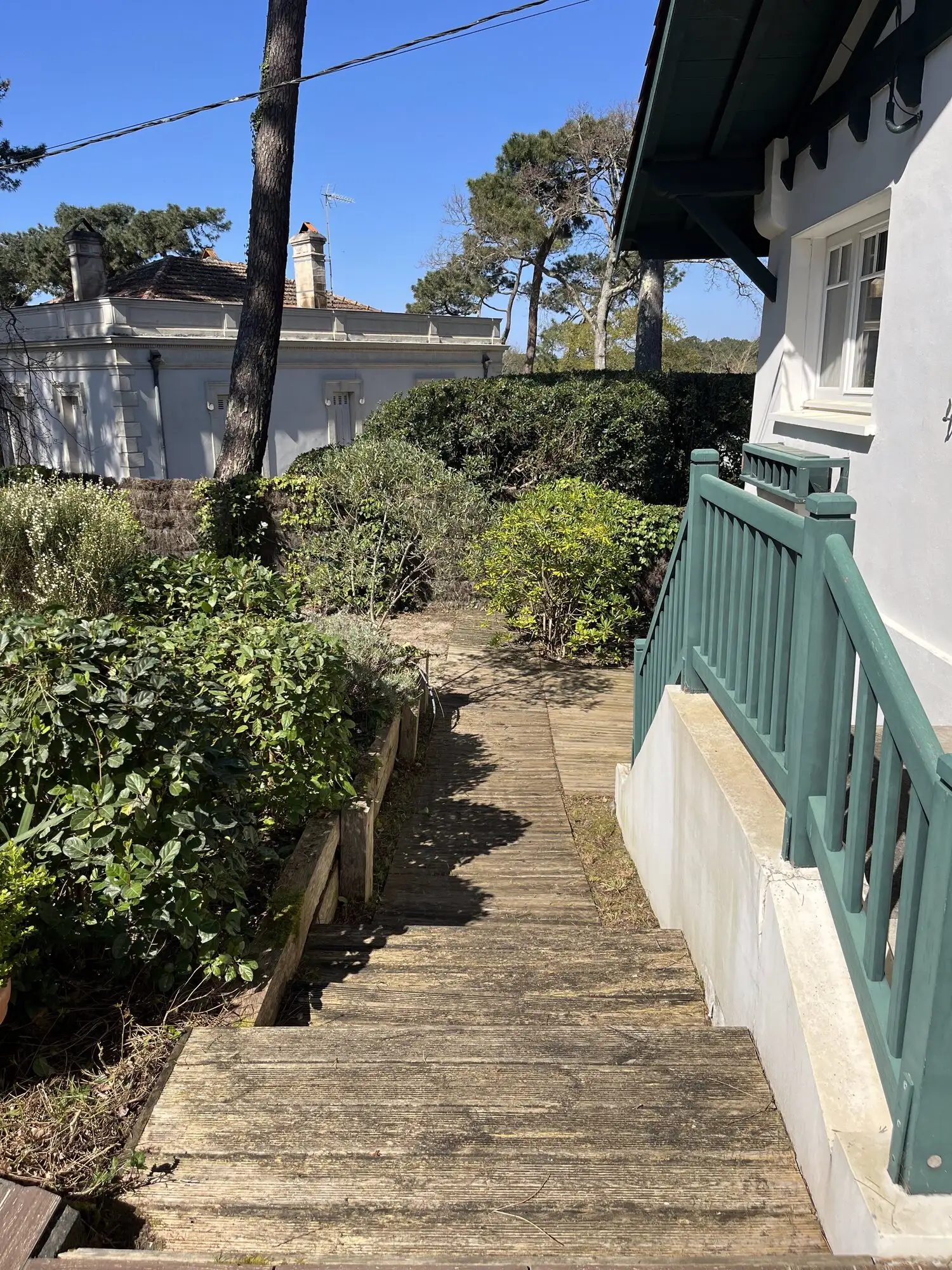Escalier extérieur en bois desservant la terrasse de la villa